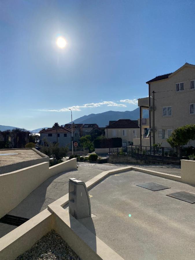 Fides Stylish Apartments Tivat With Pool エクステリア 写真